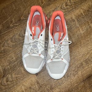 Size 11 womens on cloud flyer shoes
